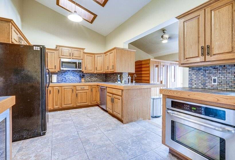 Spacious Fort Wayne Home W/ Hot Tub + Sauna!