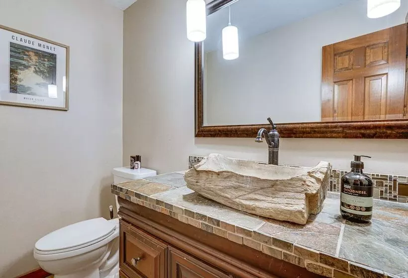 Spacious Fort Wayne Home W/ Hot Tub + Sauna!