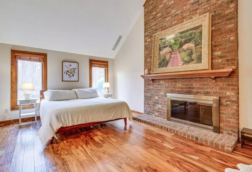 Spacious Fort Wayne Home W/ Hot Tub + Sauna!