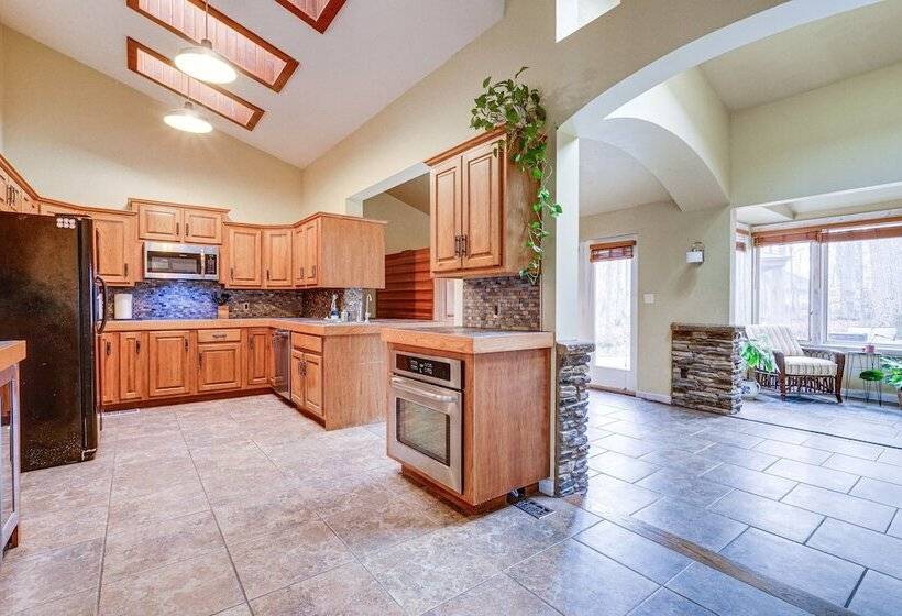 Spacious Fort Wayne Home W/ Hot Tub + Sauna!