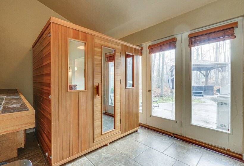 Spacious Fort Wayne Home W/ Hot Tub + Sauna!