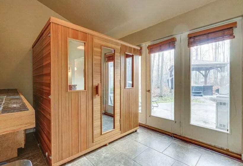 Spacious Fort Wayne Home W/ Hot Tub + Sauna!
