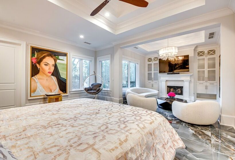 Sprawling Suwanee Home: Theater, Pool, Hot Tub!