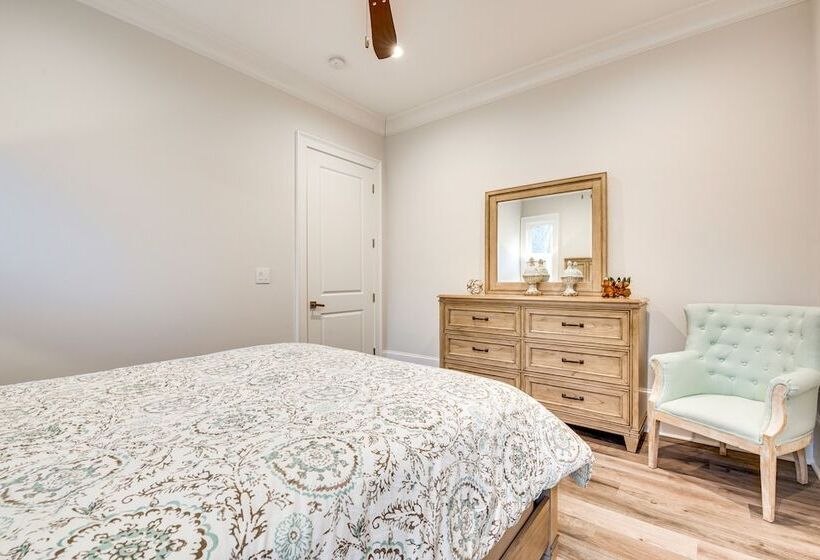 Sprawling Suwanee Home: Theater, Pool, Hot Tub!