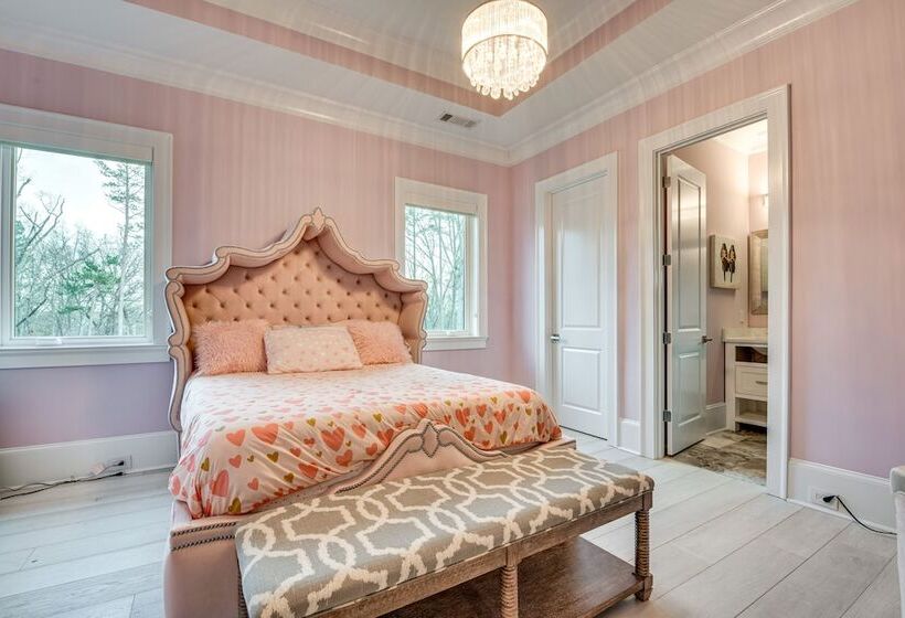 Sprawling Suwanee Home: Theater, Pool, Hot Tub!