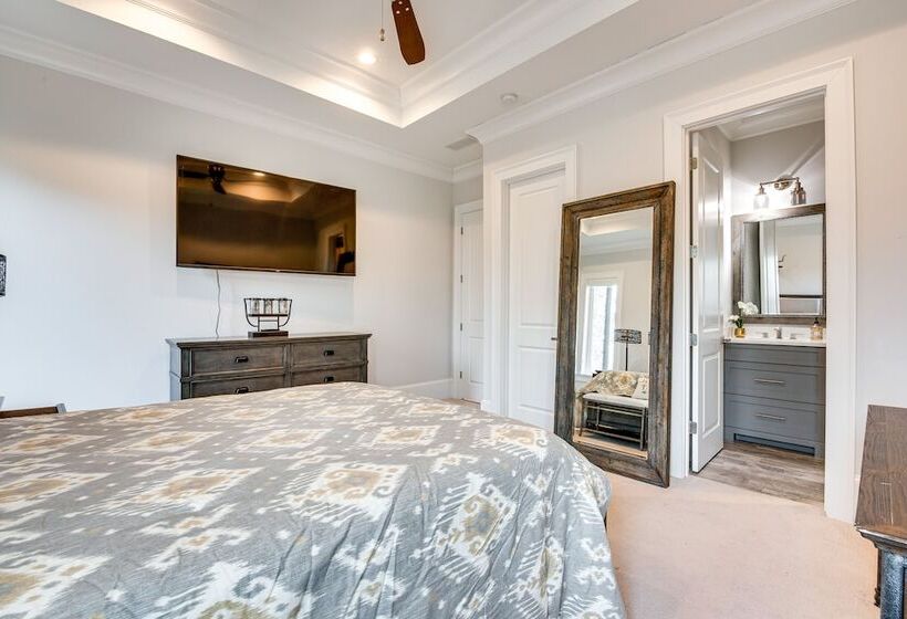 Sprawling Suwanee Home: Theater, Pool, Hot Tub!