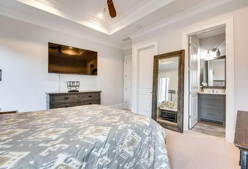 Sprawling Suwanee Home: Theater, Pool, Hot Tub!