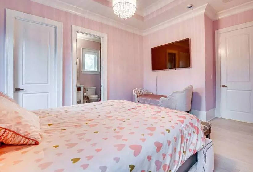 Sprawling Suwanee Home: Theater, Pool, Hot Tub!