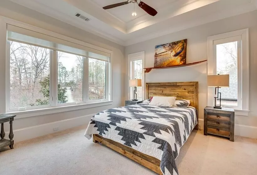 Sprawling Suwanee Home: Theater, Pool, Hot Tub!