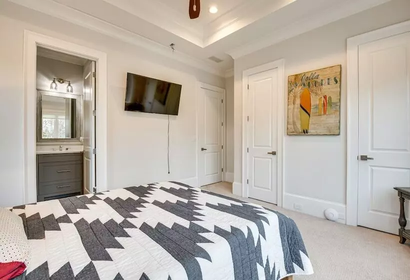 Sprawling Suwanee Home: Theater, Pool, Hot Tub!