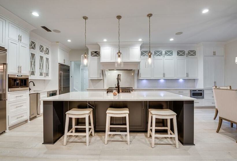 Sprawling Suwanee Home: Theater, Pool, Hot Tub!