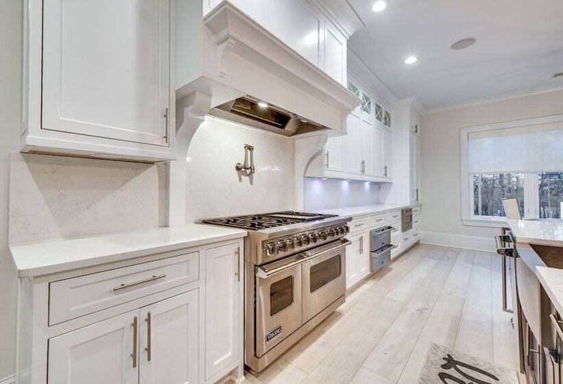 Sprawling Suwanee Home: Theater, Pool, Hot Tub!