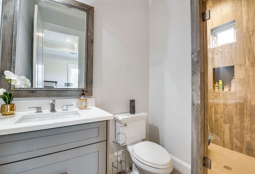 Sprawling Suwanee Home: Theater, Pool, Hot Tub!