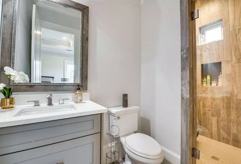 Sprawling Suwanee Home: Theater, Pool, Hot Tub!