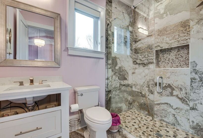 Sprawling Suwanee Home: Theater, Pool, Hot Tub!