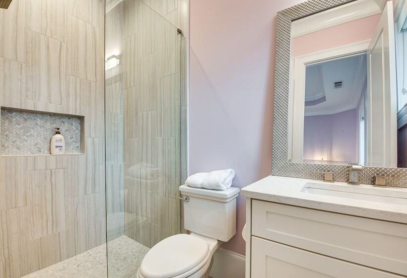 Sprawling Suwanee Home: Theater, Pool, Hot Tub!