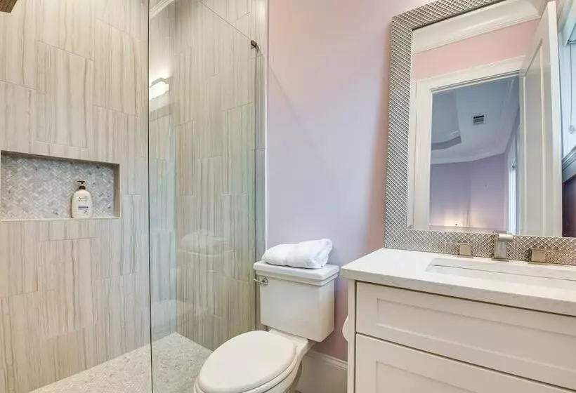 Sprawling Suwanee Home: Theater, Pool, Hot Tub!