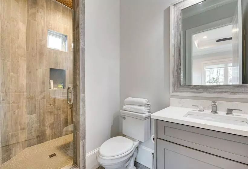 Sprawling Suwanee Home: Theater, Pool, Hot Tub!