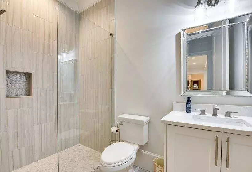 Sprawling Suwanee Home: Theater, Pool, Hot Tub!