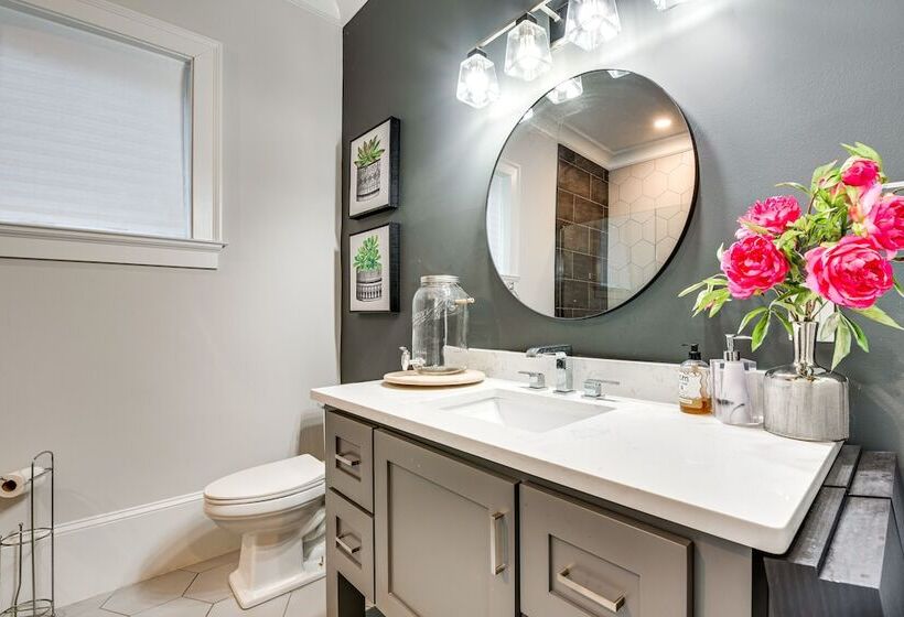 Sprawling Suwanee Home: Theater, Pool, Hot Tub!