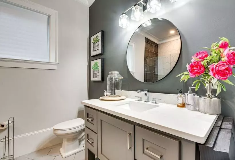 Sprawling Suwanee Home: Theater, Pool, Hot Tub!