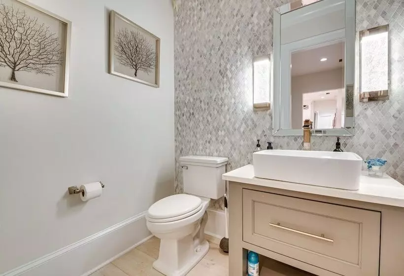 Sprawling Suwanee Home: Theater, Pool, Hot Tub!