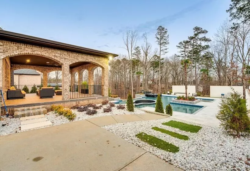 Sprawling Suwanee Home: Theater, Pool, Hot Tub!