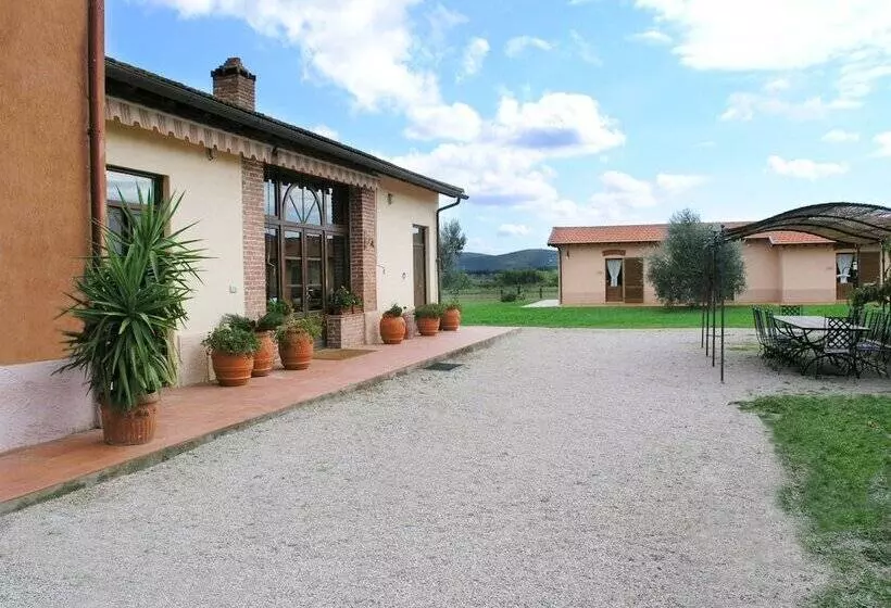 هتل Agriturismo La Pulledraia