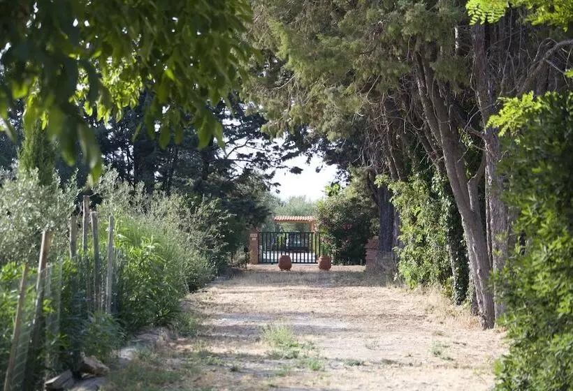 هتل Agriturismo La Pulledraia