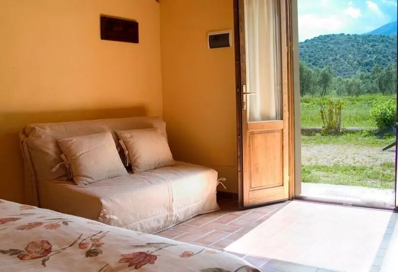 هتل Agriturismo La Pulledraia