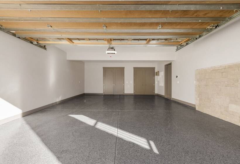 200 Caravelle Drive : 3