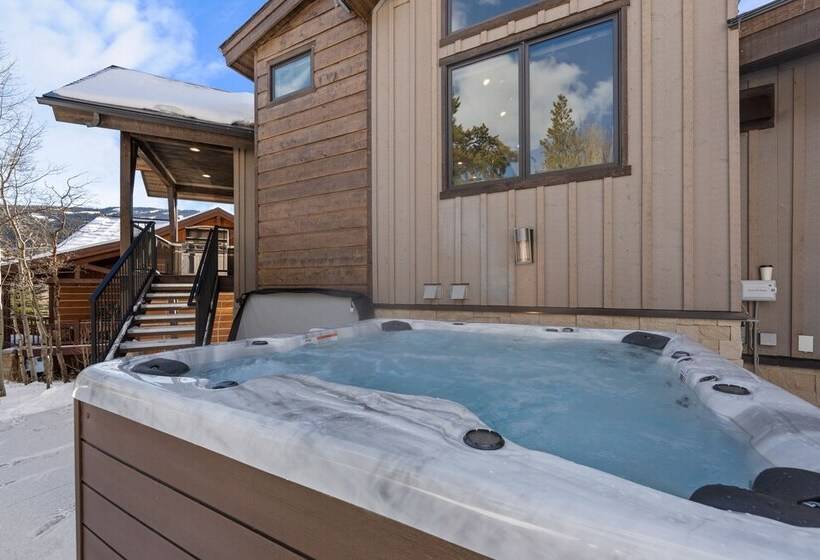 200 Caravelle Drive : 3