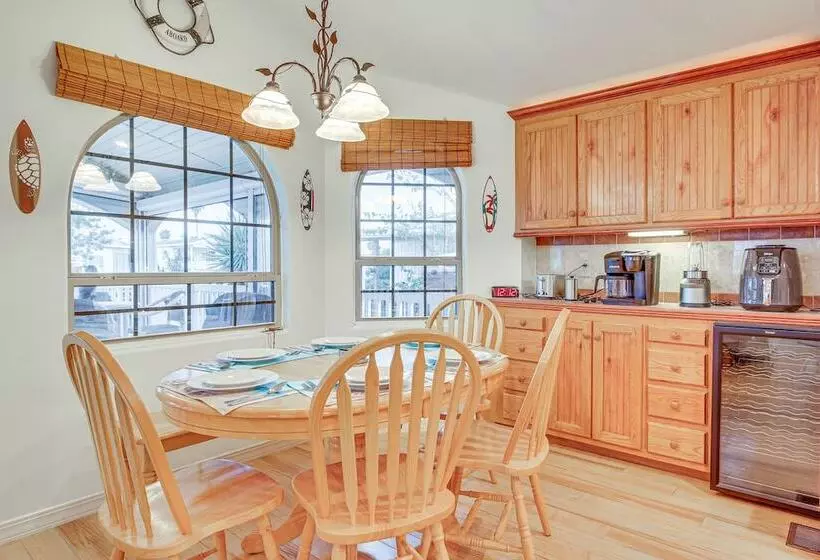 Canal Front Port Isabel Cottage: 5 Mi To Beach!