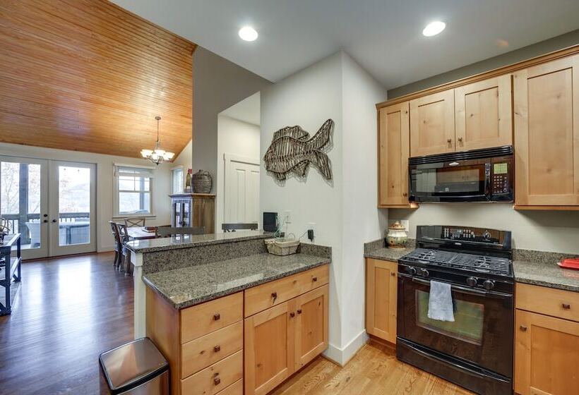 Hike & Boat: Cozy Bear Lake Cottage!