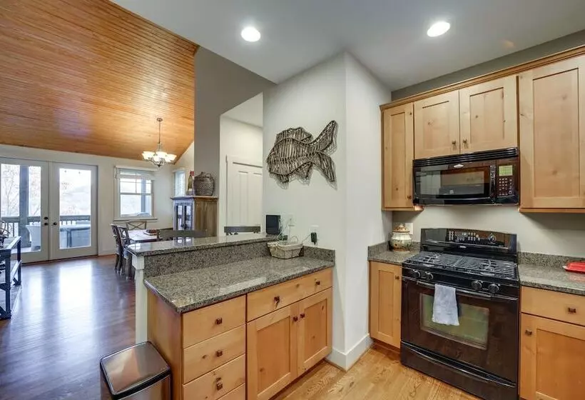 Hike & Boat: Cozy Bear Lake Cottage!