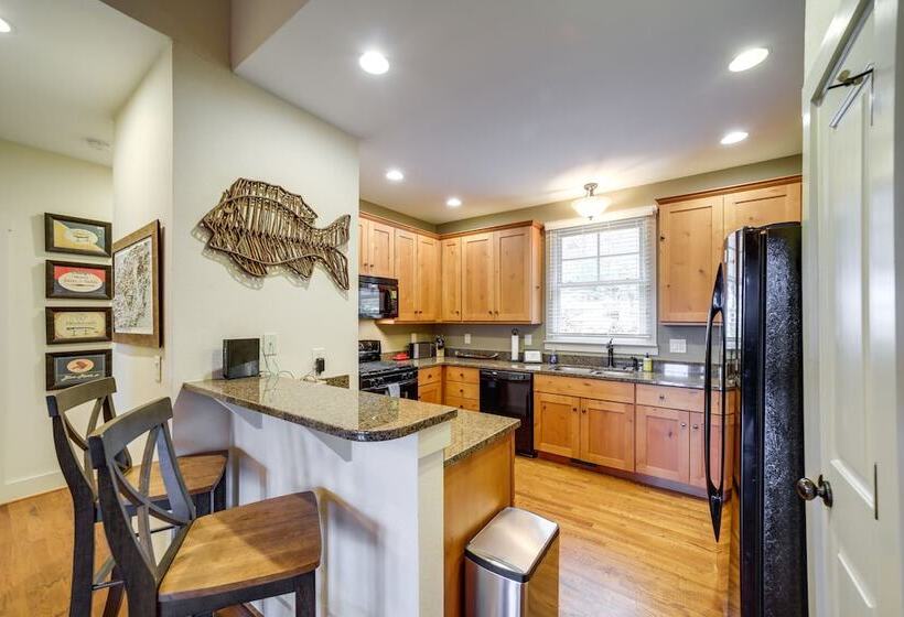 Hike & Boat: Cozy Bear Lake Cottage!