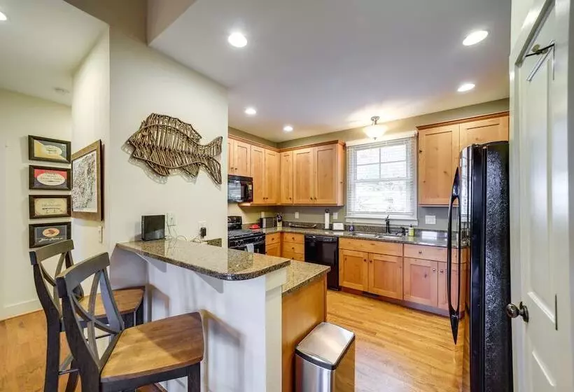 Hike & Boat: Cozy Bear Lake Cottage!