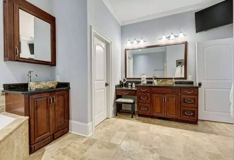 Flip Flop Therapy By Avantstay Theater + Games