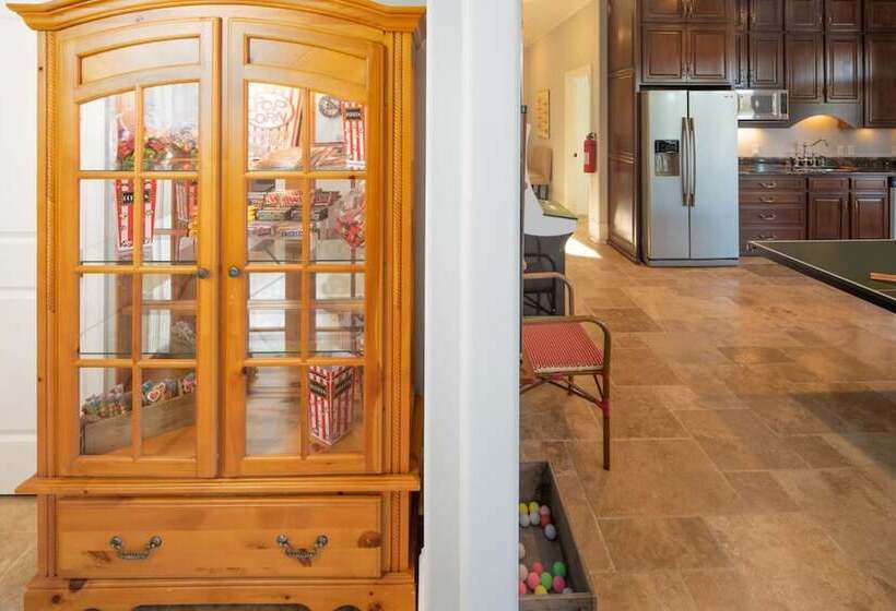 Flip Flop Therapy By Avantstay Theater + Games