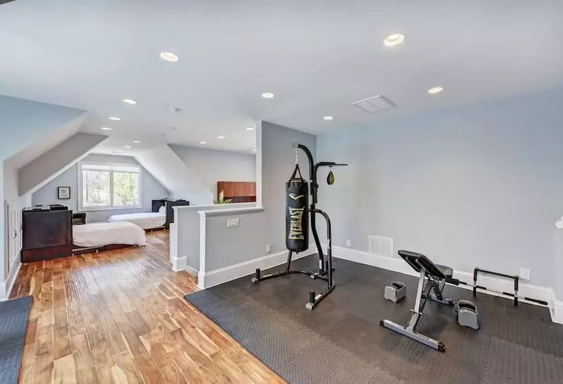 Flip Flop Therapy By Avantstay Theater + Games