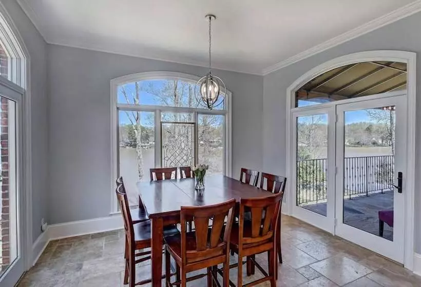 Flip Flop Therapy By Avantstay Theater + Games