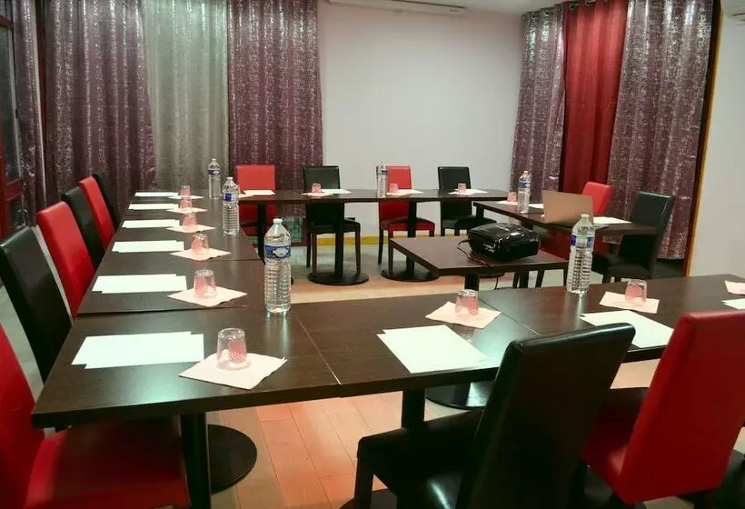 Hotelli Fh Confort Hôtel Orleans