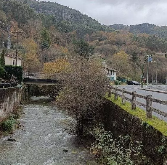 Hotelli Habitaciones Restaurante Asador El Puente Galdames