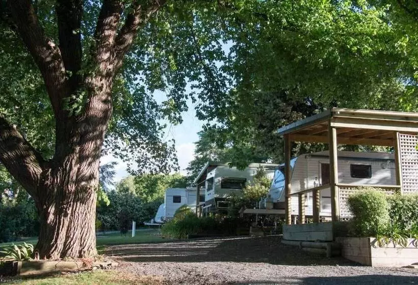 Hotelli Longford Riverside Caravan Park