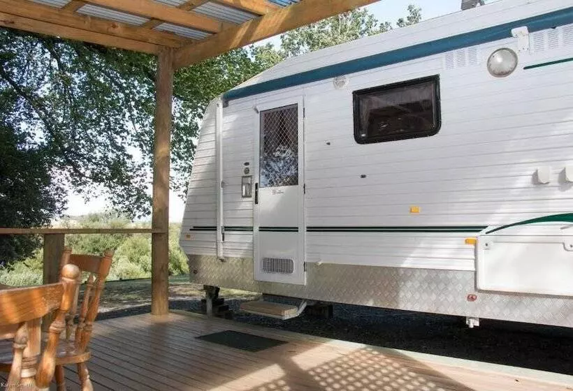 Hotelli Longford Riverside Caravan Park