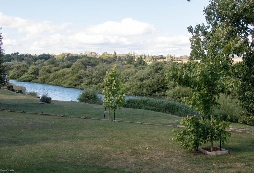 בית מלון כפרי Longford Riverside Caravan Park