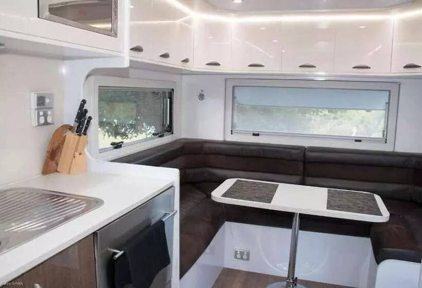 Hotelli Longford Riverside Caravan Park