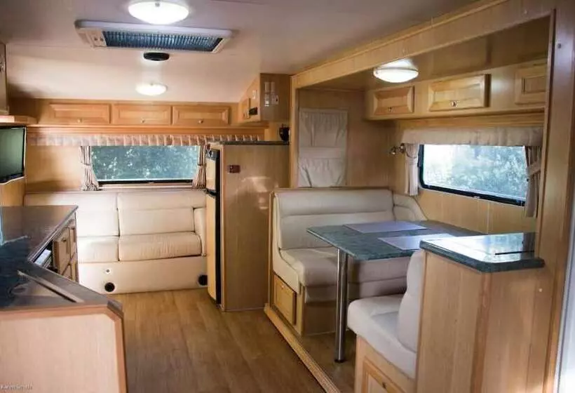 Hotelli Longford Riverside Caravan Park