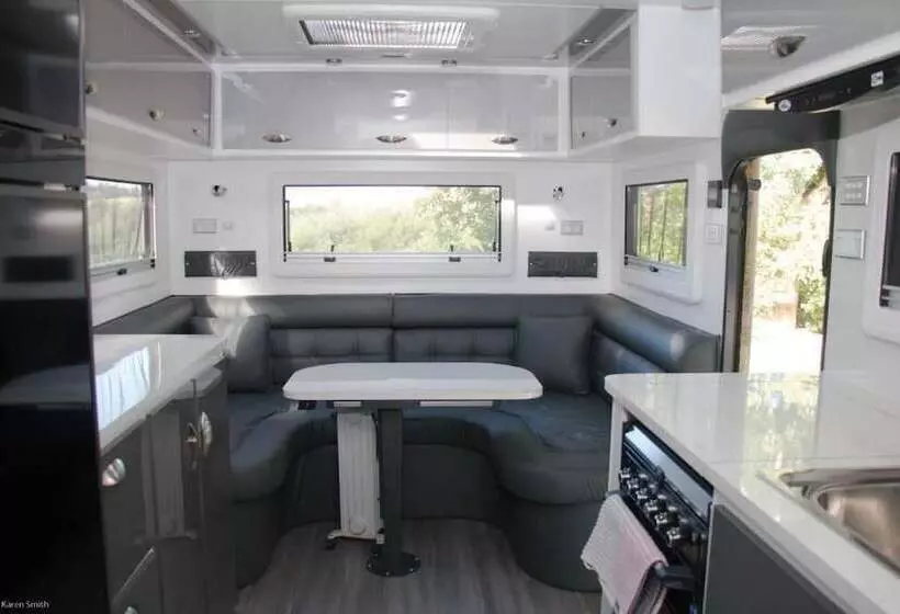 Hotelli Longford Riverside Caravan Park