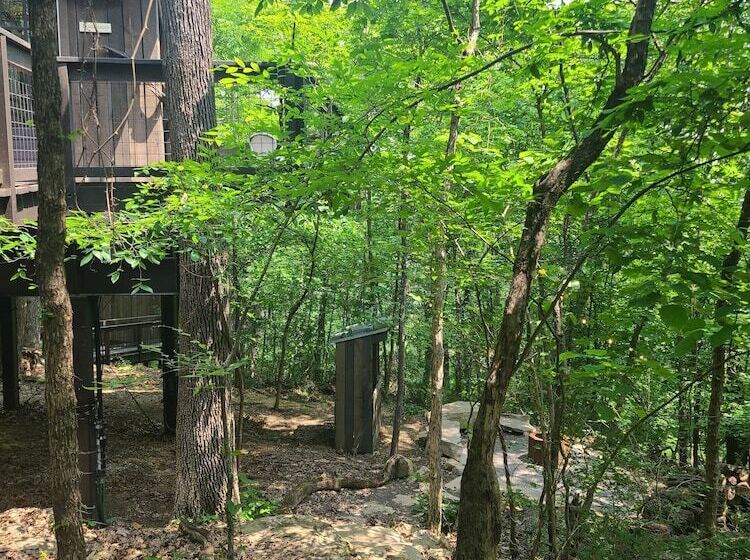 Отель The Treetop Hideaways At Ruby Falls